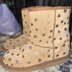 UGG BIG KID’S CLASSIC SHORT II STARS ⭐️